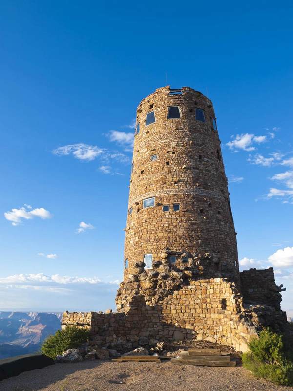Desert View Watchtower near the East Entrance © Helena Lovincic / Getty Images / iStockphoto Going over the edge