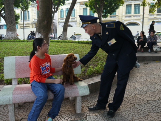 A friendly scene by Hoan Kiem lake, Hanoi