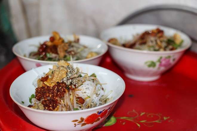 Mussel noodles (bun hen)