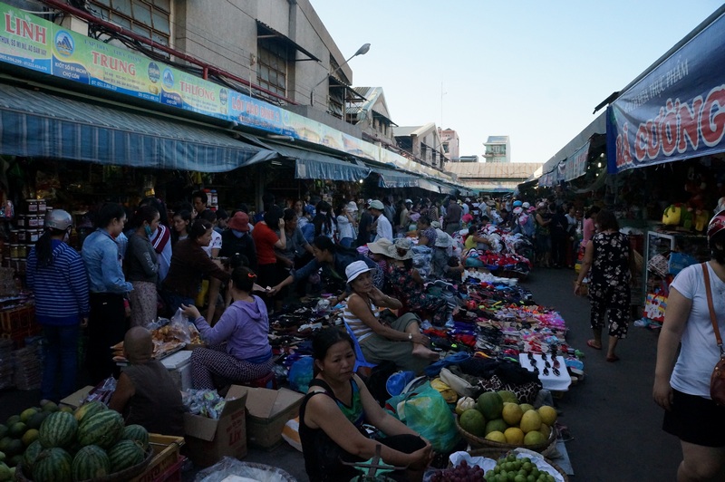 Busy atmosphere of Con market. Photo: dananghoian.com