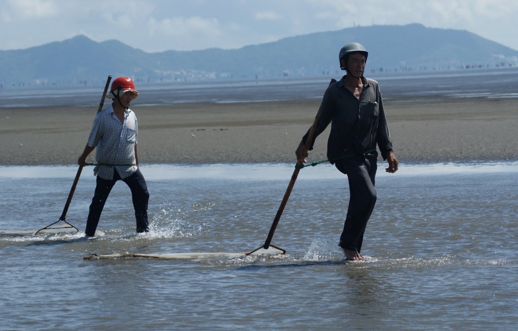 Watch the local people working and fishing on the beach (Photo: worldteacher-andrea)