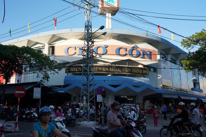 Con market is the biggest shopping area in Danang city and in the central regions. Photo: dananghoian.com