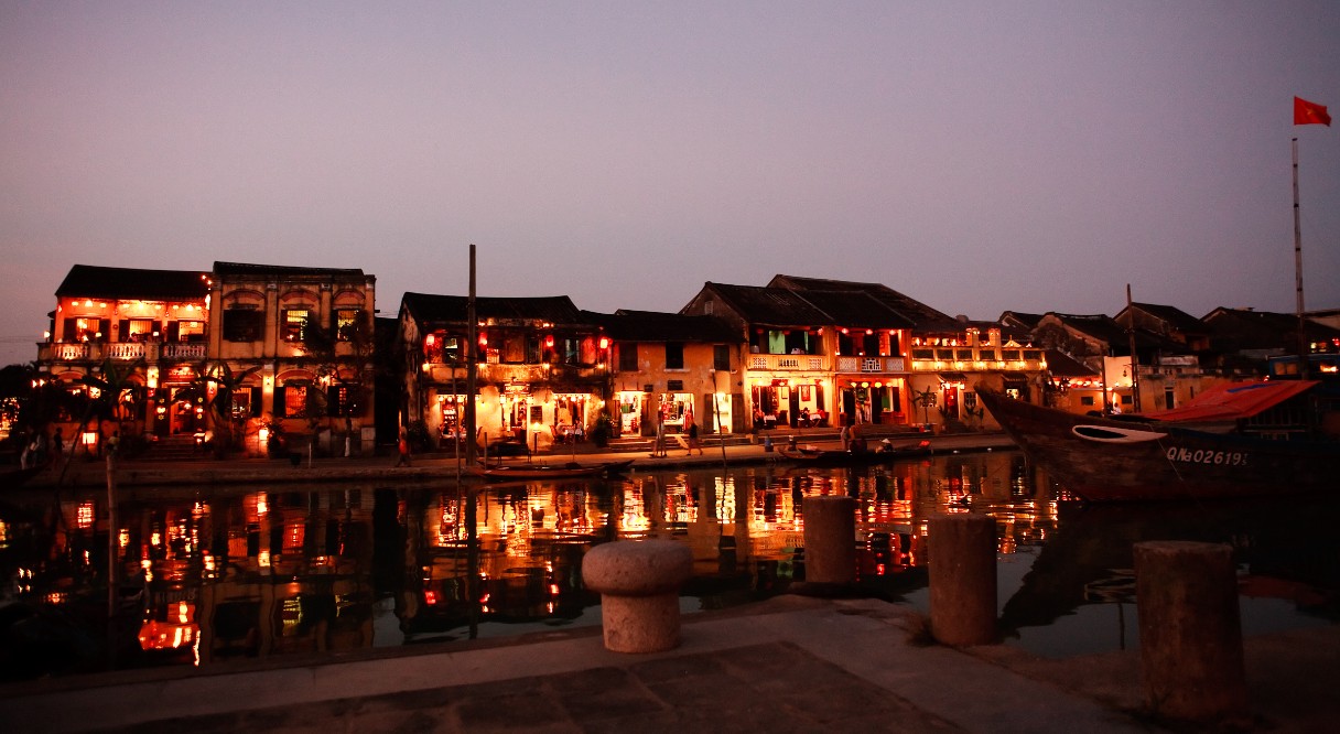 hoi an ancient town at night beside thu bon river