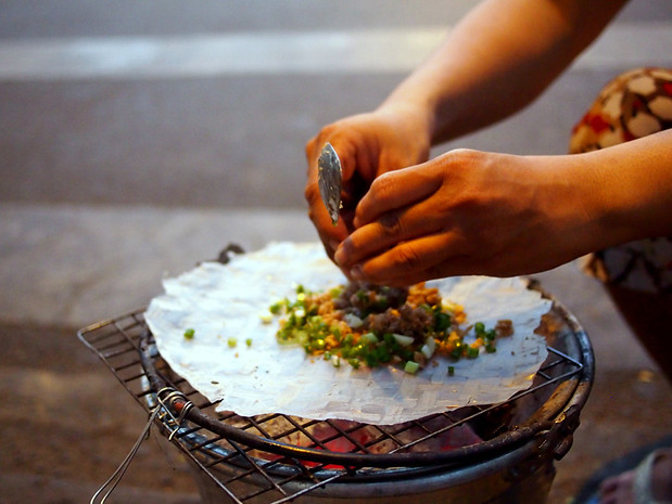 Making parkside banh trang nuong
