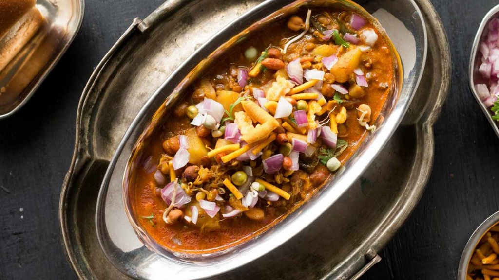 misal-pav-in-pune-best-street-food-in-india