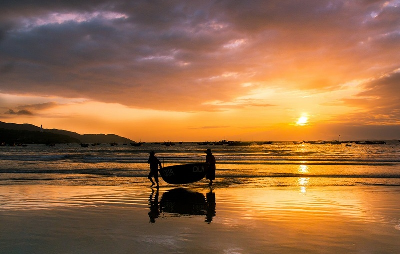 Fishermen on My Khe beach. Photo: Jimmy Tran/shutterstock