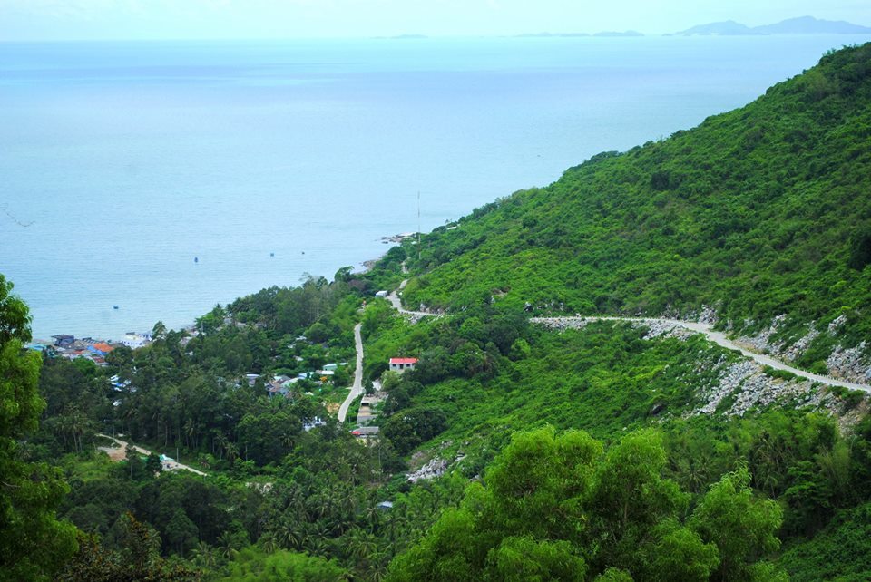 Road to Ma Thien Lanh hill. Photo: Phong Vu Nam Du