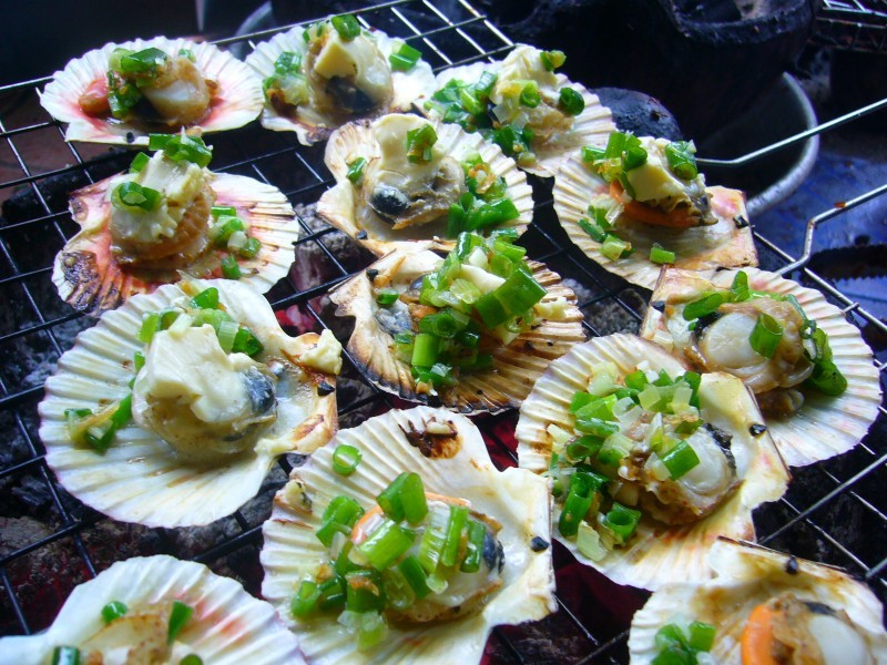 Delicious grilled scallop with spring onions and peanuts dish. Photo: Dulich