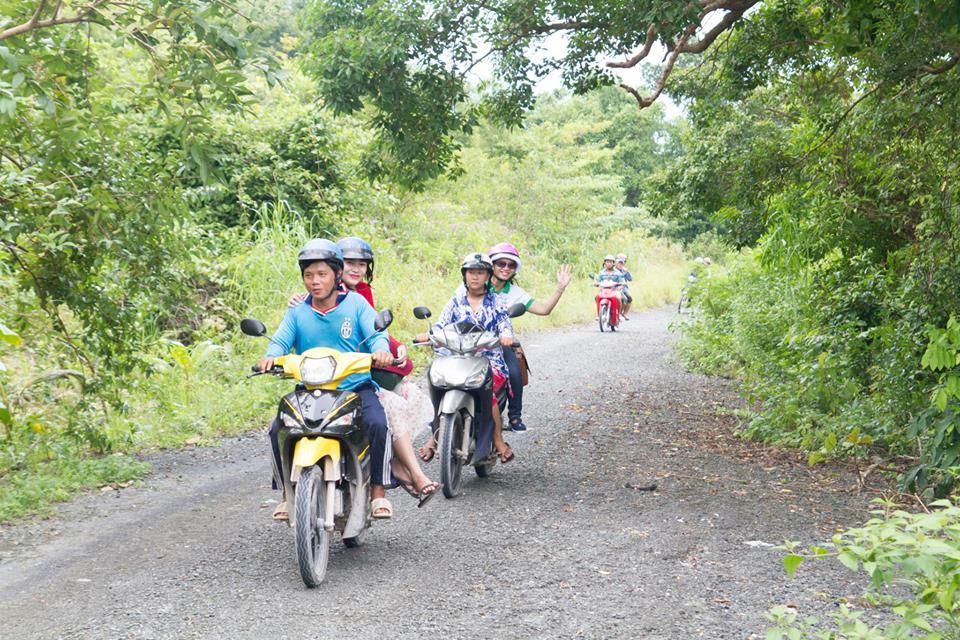 You can hire xe om (motorbike-taxi) in the islands, or rent motorbikes to travel conveniently. Photo: Phong Vu Nam Du