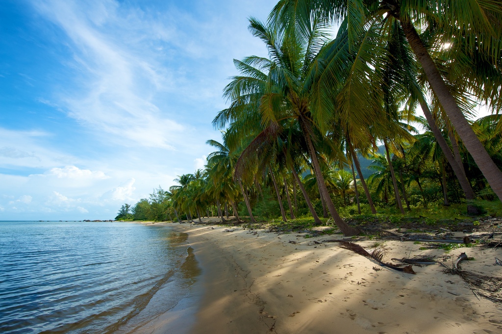 Cay Men beach in Hon Lon as well as many other large and small beaches in Nam Du still haven’t been “printed” with tourists’” foot”, so it’s very pristine here. Photo: golux.vn