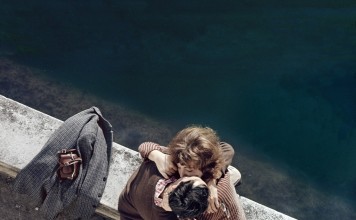 15+ images show romantic French kisses along Seine river over time