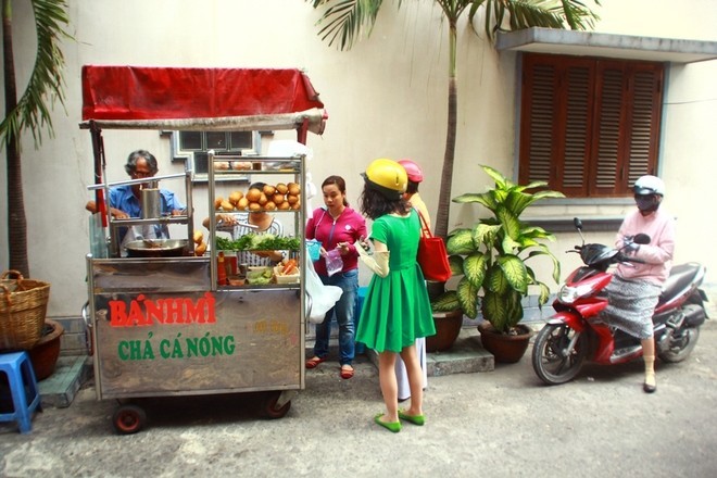 saigon-way-of-life-breakfast-in-alley-banh-mi-cha-ca3