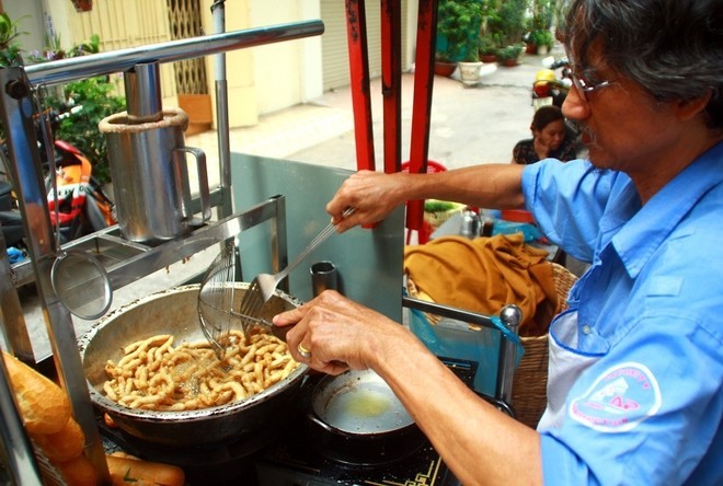 saigon-way-of-life-breakfast-in-alley-banh-mi-cha-ca4
