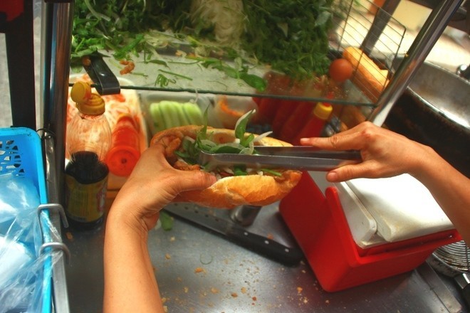 saigon-way-of-life-breakfast-in-alley-banh-mi-cha-ca5