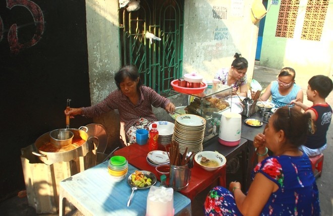 saigon-way-of-life-breakfast-in-alley-bun-bo-Hue6