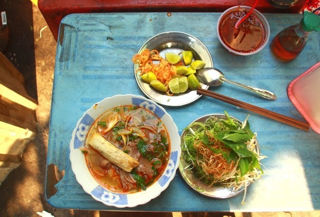 saigon-way-of-life-breakfast-in-alley-bun-bo-Hue7