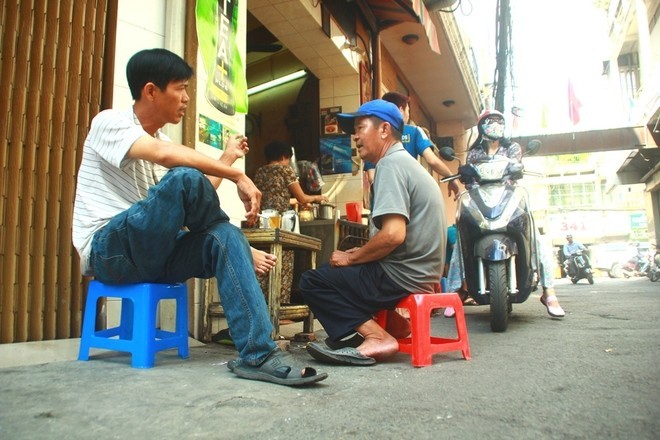 saigon-way-of-life-breakfast-in-alley-caphe-vot10