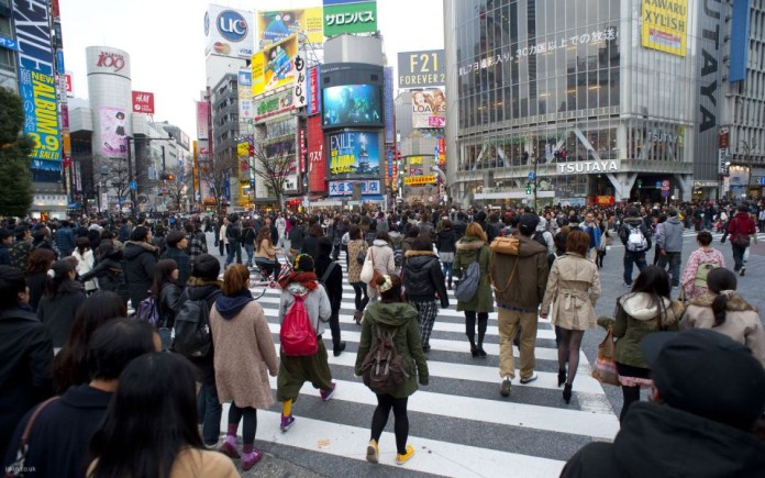 tokyo_shibuya japan tips advices Urban bustle, people crossing a busy cross walk in Shibuya, Tokyo, Japan