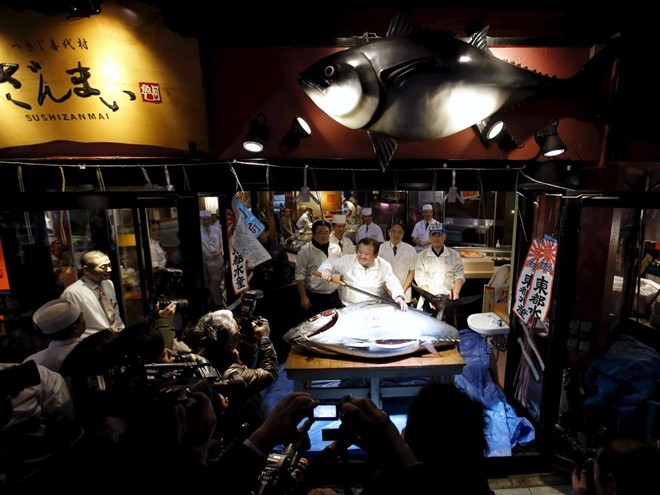 tsukiji-fish-market-tokyo-japan-4