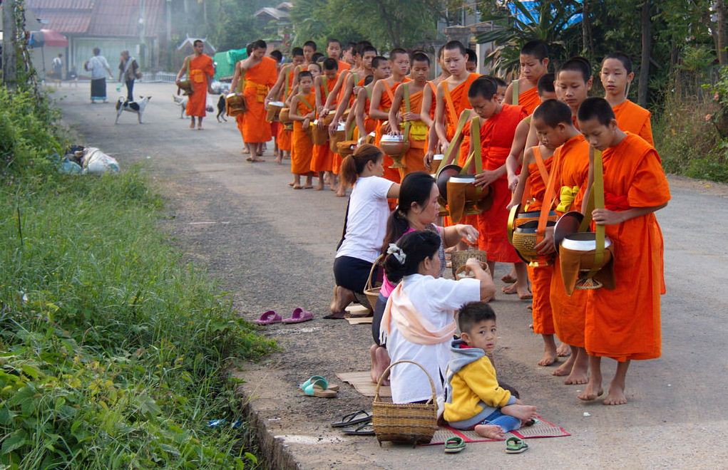 alms giving ceremony luang prabang morning 2