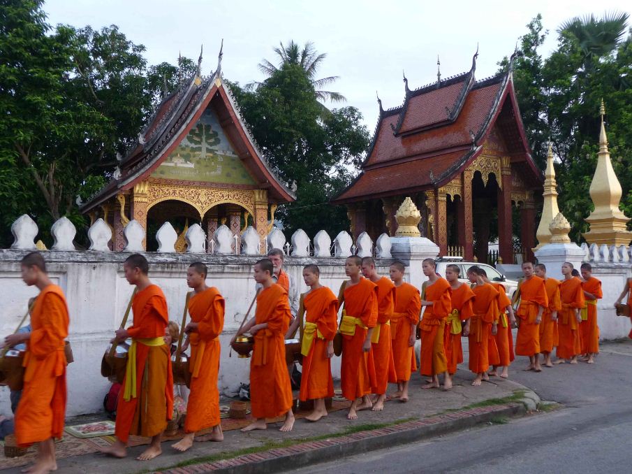 alms giving ceremony luang prabang morning 2
