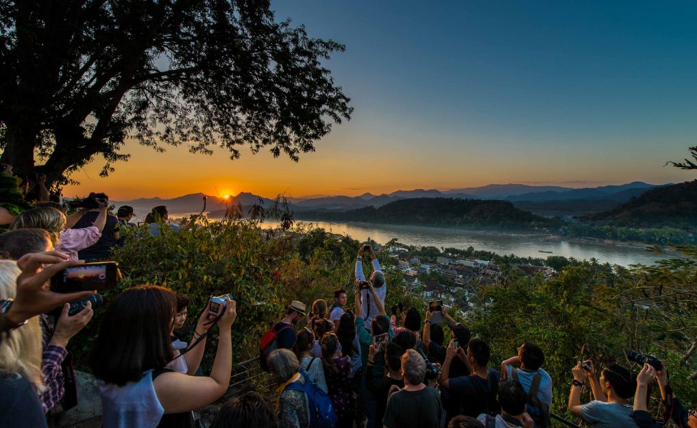 phu si hill luang prabang phousi mount sunset watching