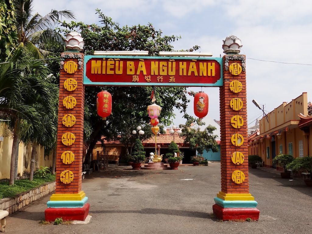 Ba Ngu Hang temple