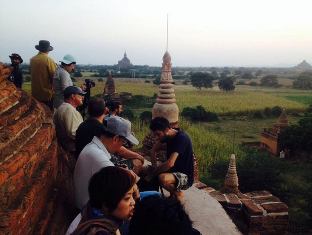 At the crack of dawn, crowds of tourists have flocked to select the best position to view the sunrise. Plentiful of photographers have a full hand ready to capture the most satisfactory images_Bagan travel guide_source Ngoisao.net