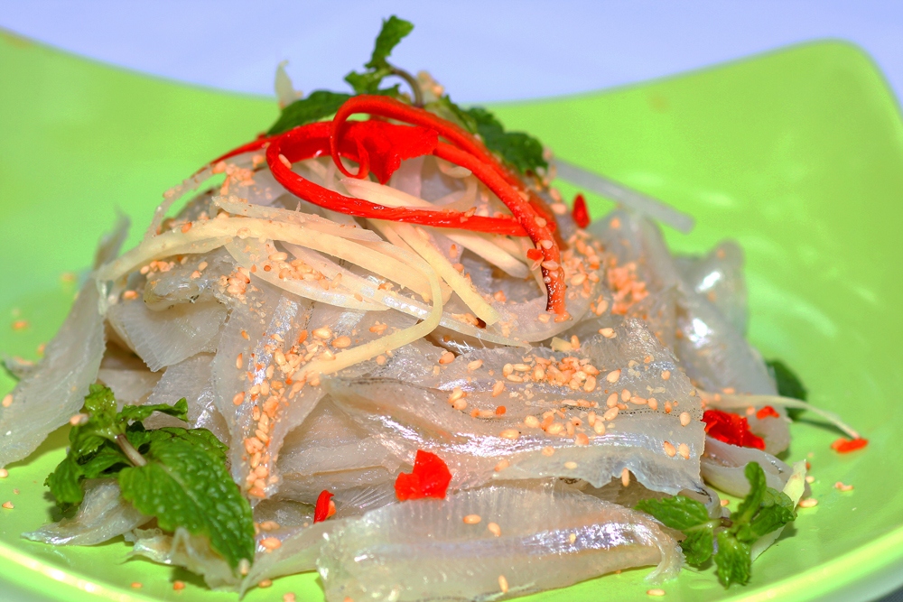 Ca Mai salad (white sardine salad) is tourists’ favourite specialty Photo: Nguyen Binh