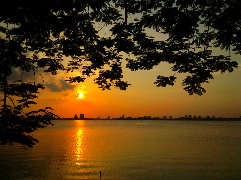 EH-Sunset-on-West-Lake-Hanoi-attraction-city-tour vietnam 24