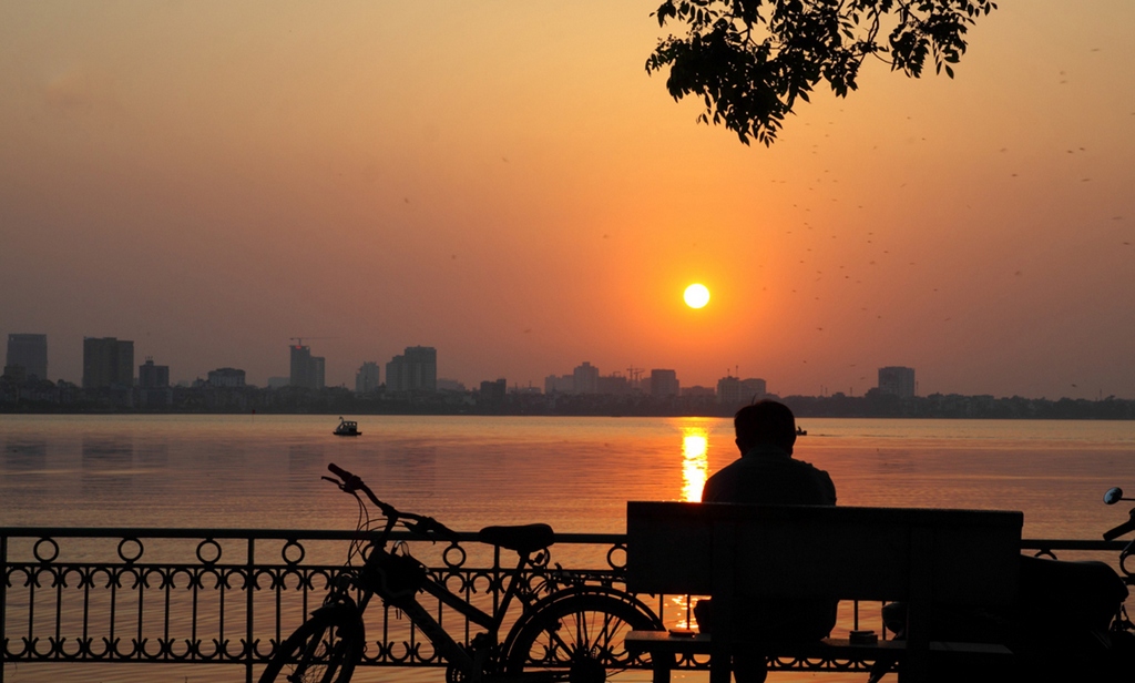 EH-Sunset-on-West-Lake-Hanoi-attraction-city-tour vietnam 3