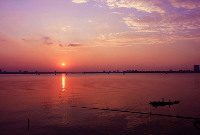EH-Sunset-on-West-Lake-Hanoi-attraction-city-tour vietnam