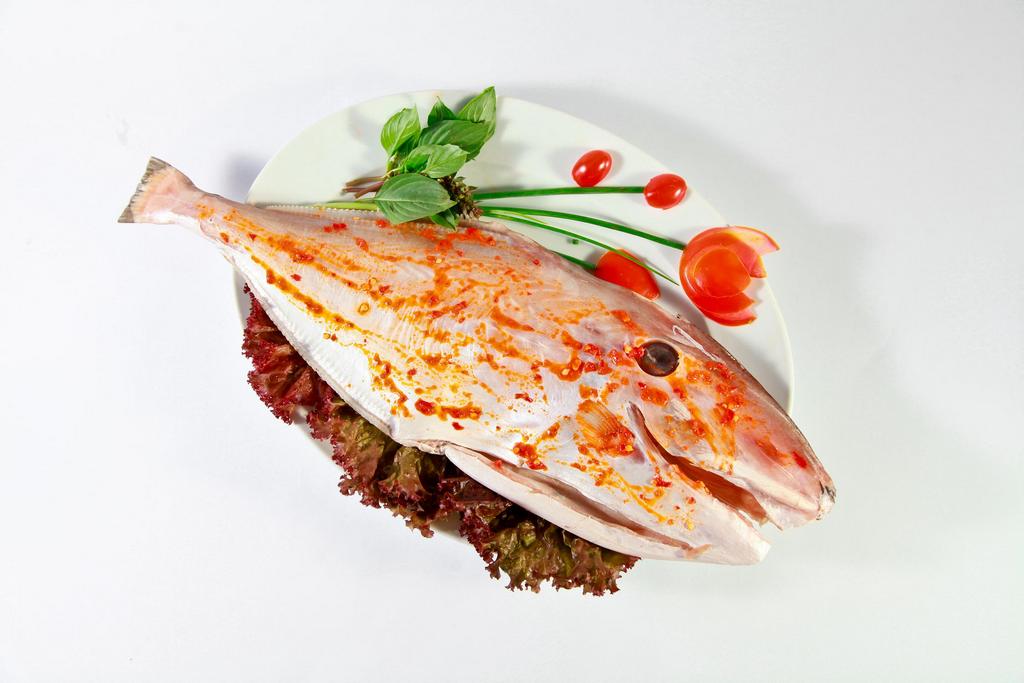 The fish is marinated with chili salt and soaked for 30 minutes before grilled Photo: dacsan88