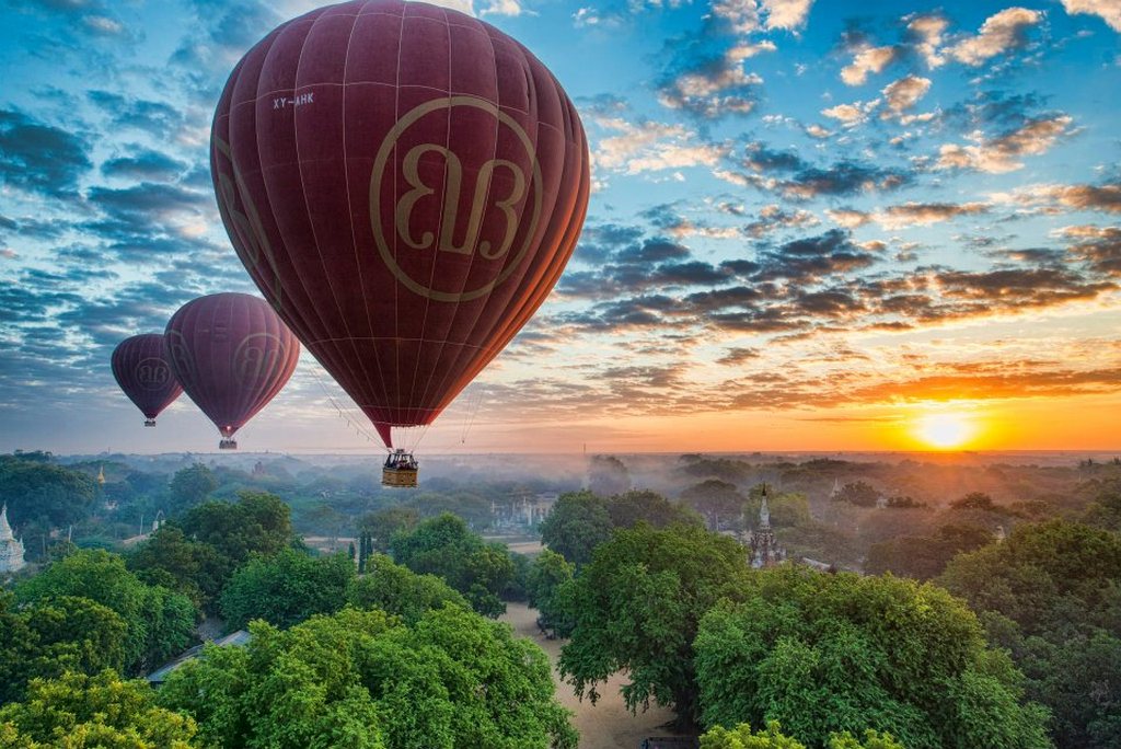 Hot air balloons_Bagan travel guide_source: pose.com.vn