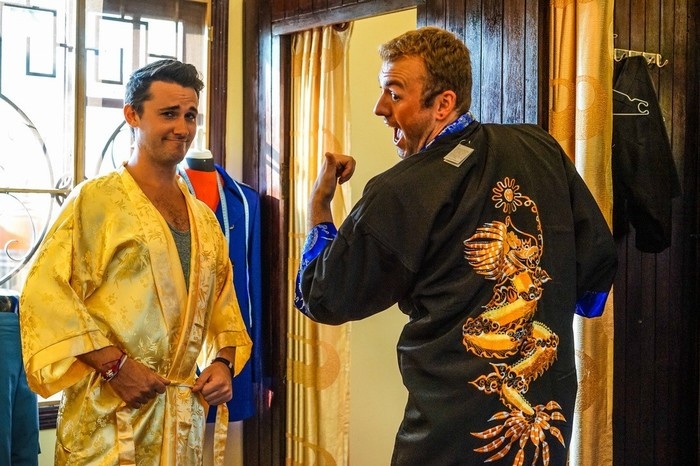 International tourist are eager with silk costums_Hoi an silk village tour guide_source mytour.vn