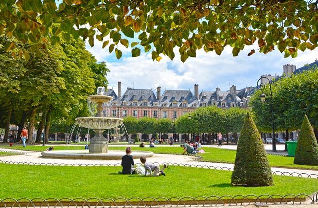 LOUNGE AT PLACE DES VOSGES