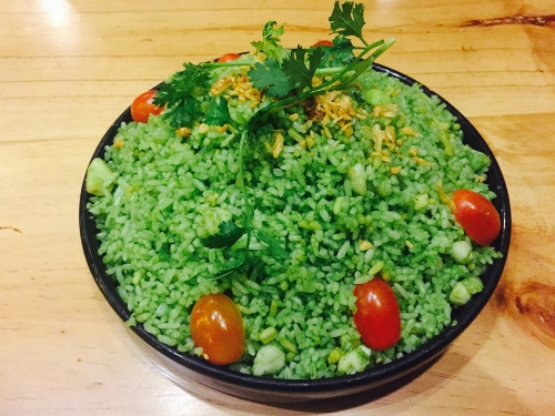 The fried rice with scallops dish with beautiful green color. Photo: Thao Nghi