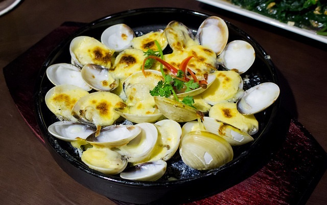 The irresistible grilled clams with garlic cheese. Photo: Thao Nghi