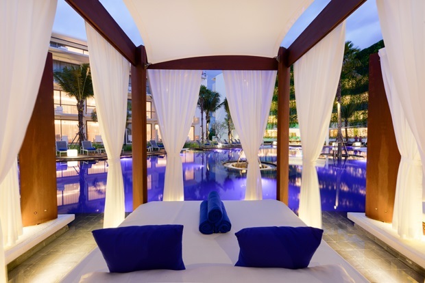 Pool Bar, an in-water bar stool at Dream Phuket