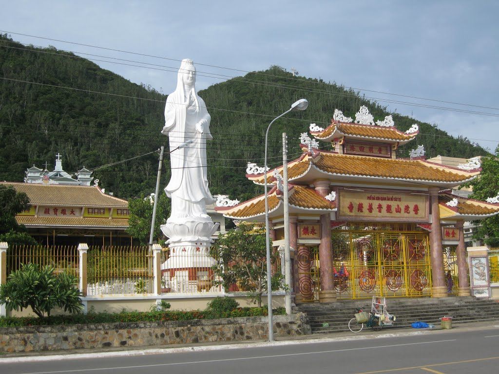 Quan The Am Bo Tat pagoda tourist attraction in vung tau