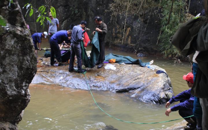 Rescuers prepare to move the bodies of three British tourists killed at the waterfalls CREDIT GETTY