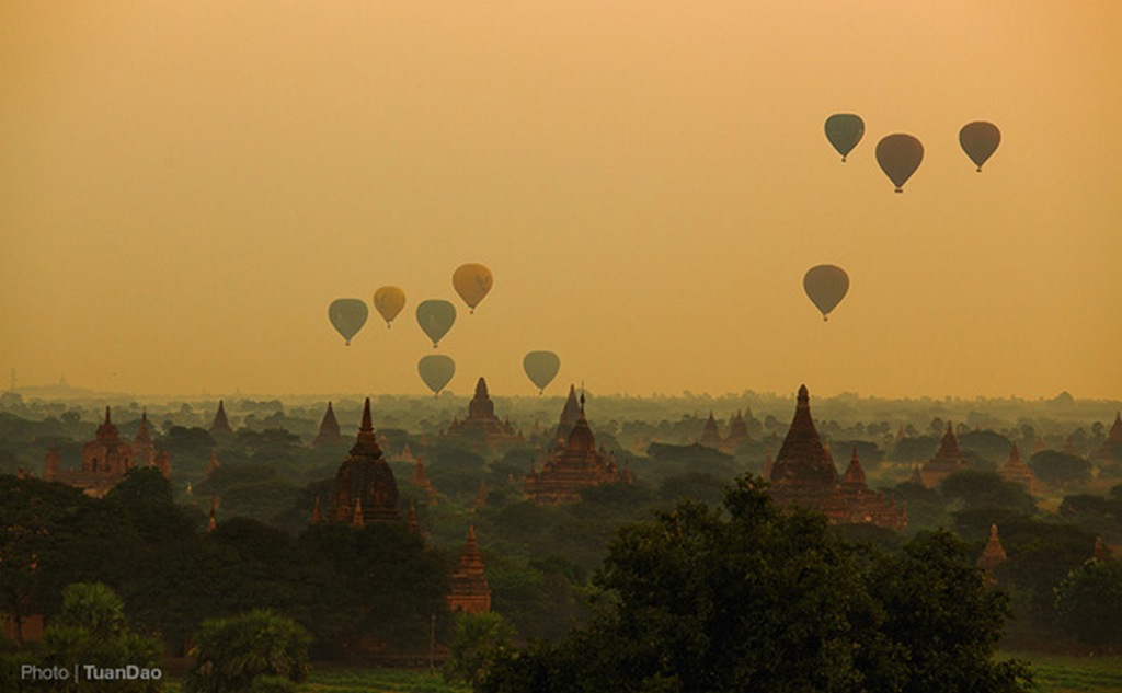 The airships began to be released to greet the first arrays of dawn_Bagan travel guide_source: Tuan Dao