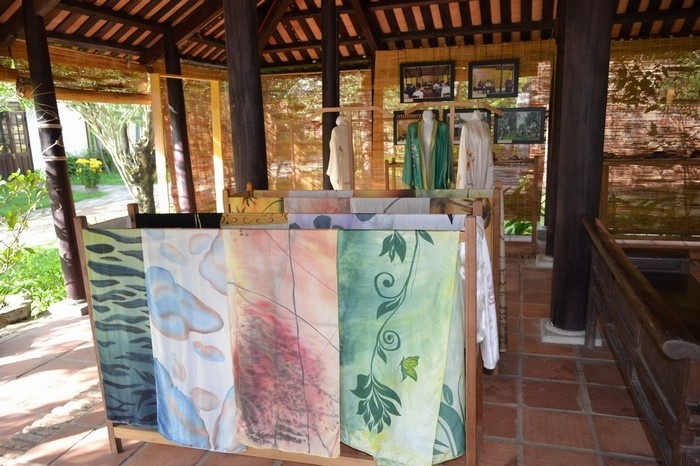The exhibition area of elagant products_Hoi An silk village tour guide_souce my tour.vn