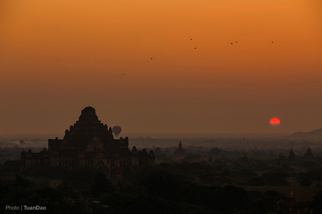 The sun slowly gradually appeared on the horizon beyond the full admiration of guests_Bagan travel guide_source: Tuan Dao