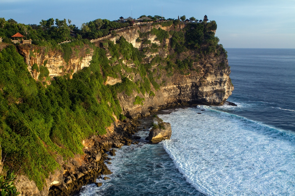 Uluwatu temple with its very unique location Photo: putubalitour