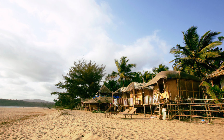 India, Goa, beach huts on Agonda Beach. (c) Sydney James