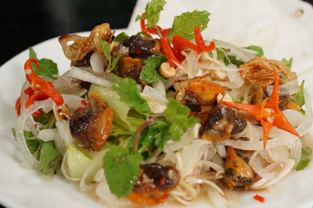 A mixture of blood clam with onion, chili, fish sauce, peanut and herb created a perfect dish Photo: monngonmoingay