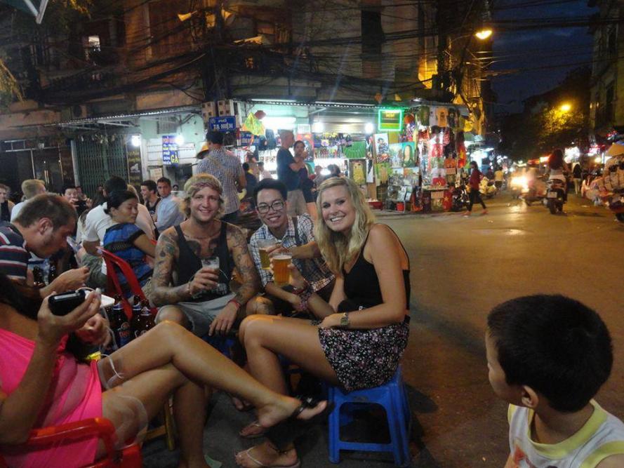 cold beer in hanoi old quarter street foods 3
