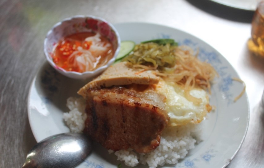 Com tam also has the price 20,000 VND. Photo: Phuong Thu Thuy