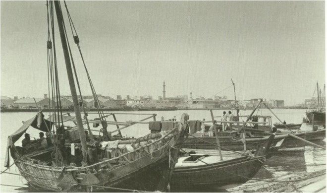 A corner of the bay in the city, there were mostly simple wooden boats.
